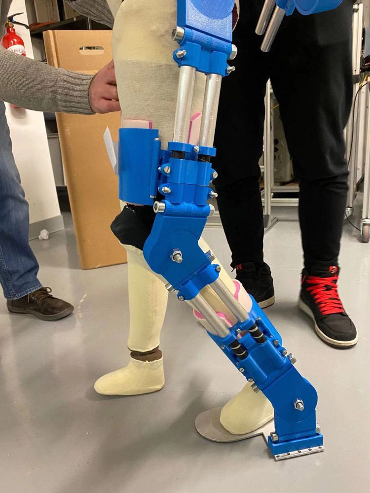 显示人体模型的下半部分，一条腿上正穿戴着原型。