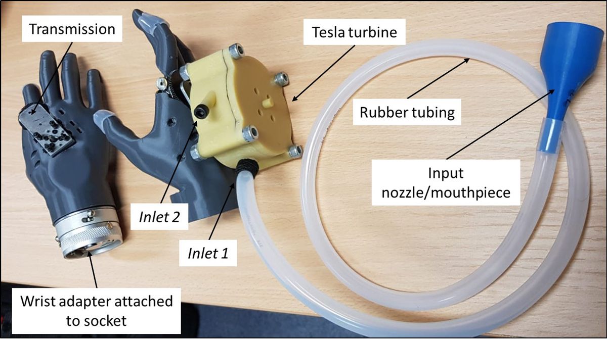 假肢组件，包括带有连接到手臂假肢的手腕适配器的义手、特斯拉涡轮机，以及从涡轮机连到输入喷嘴/吹嘴的橡胶管。