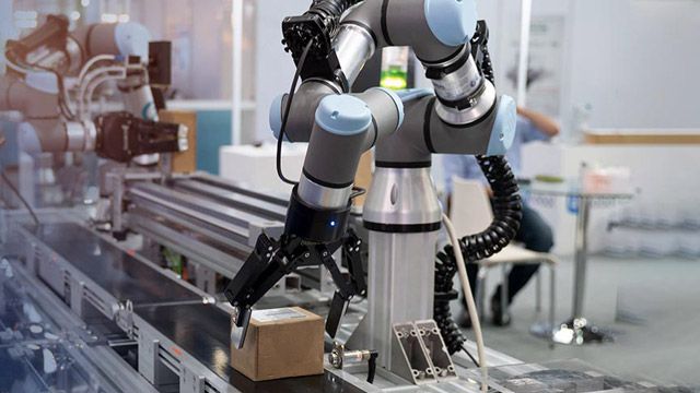 协作机器人将快递纸箱放在传送带上。